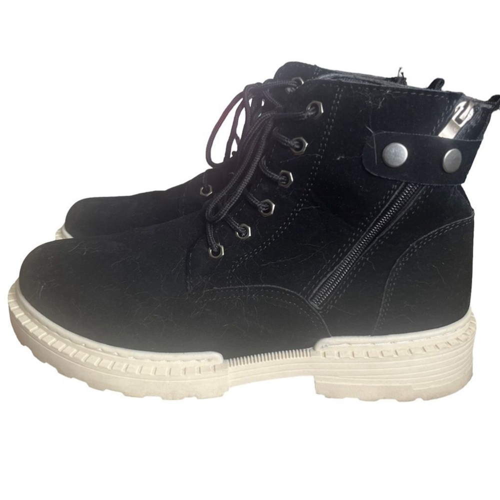Men’s velvet like boots - size 10
